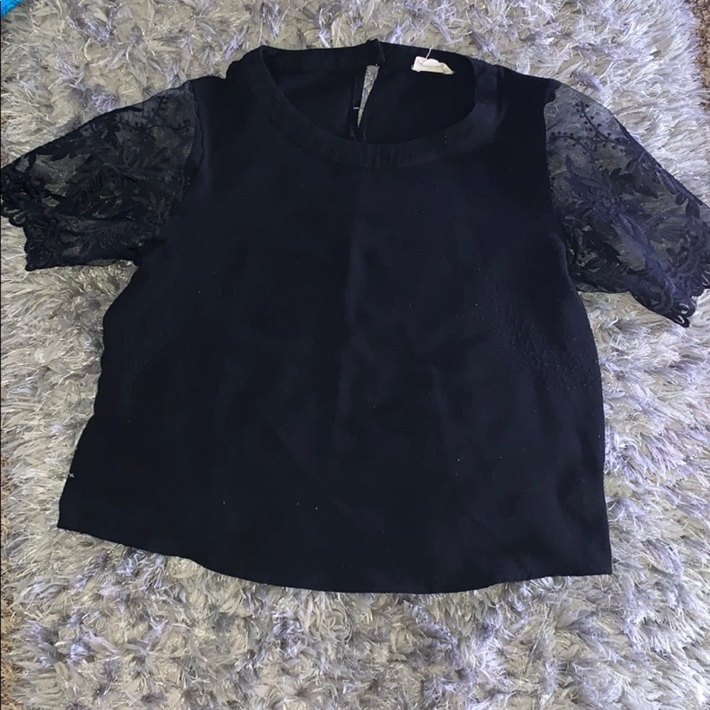 Blouse with laced sleeves